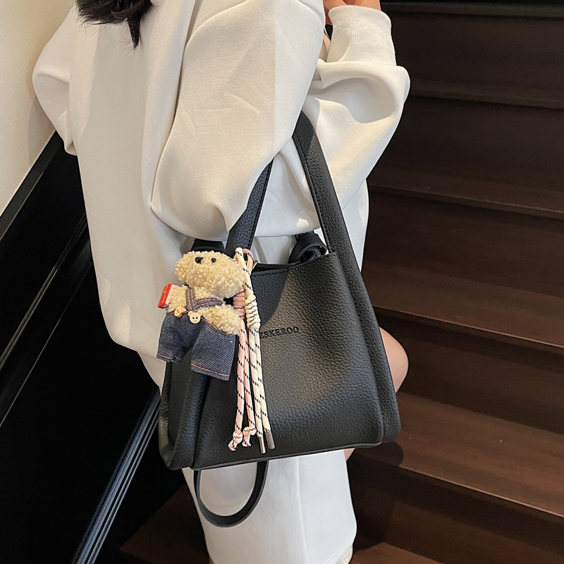 This year's popular bags for ladies are the 2025 new Korean-style simple and versatile crossbody bag and the retro commuting hand-held bucket bag details Picture