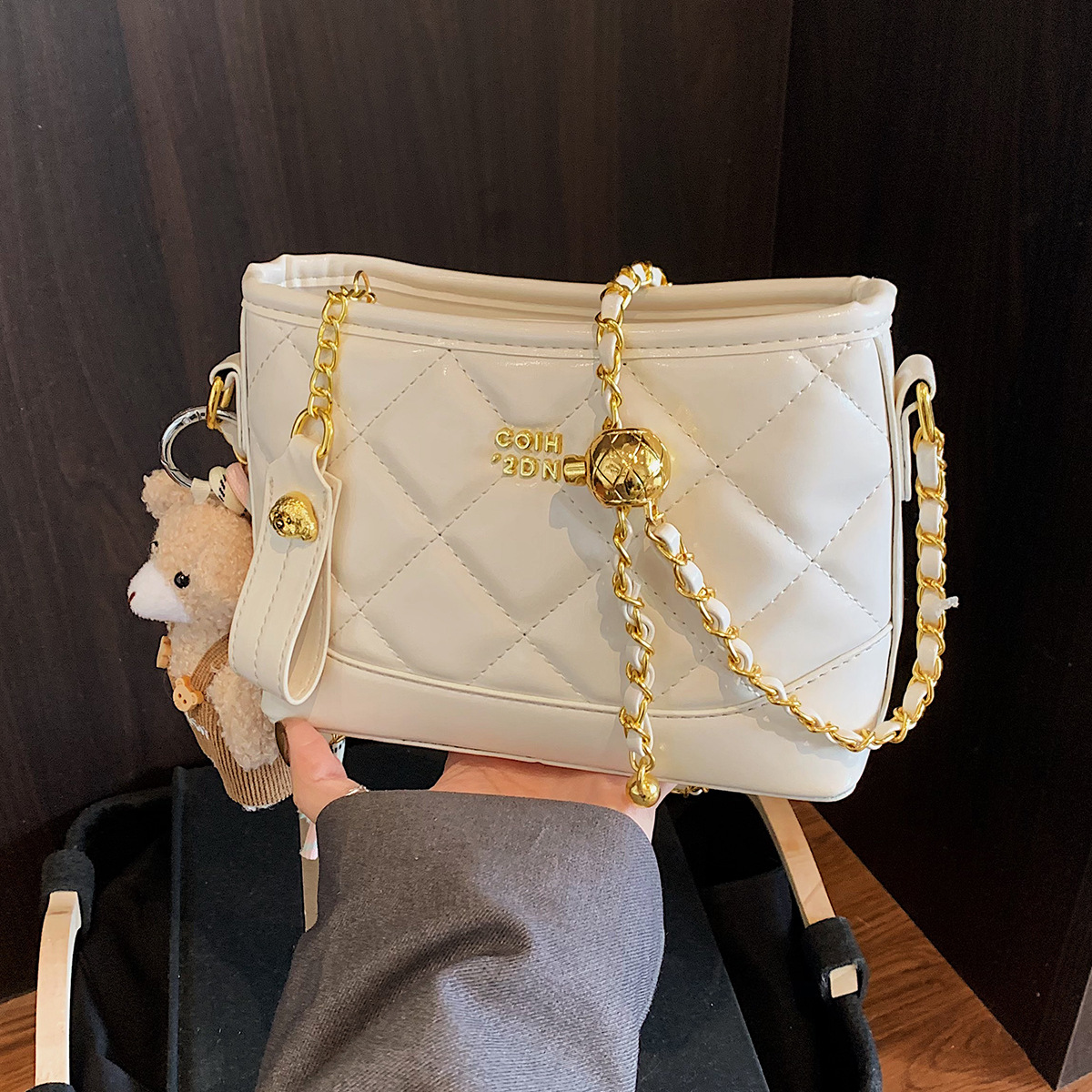 High-end diamond-shaped bucket bag for women 2025 summer new style Chanel-style chain wandering bag, fashionable and versatile crossbody bag details Picture