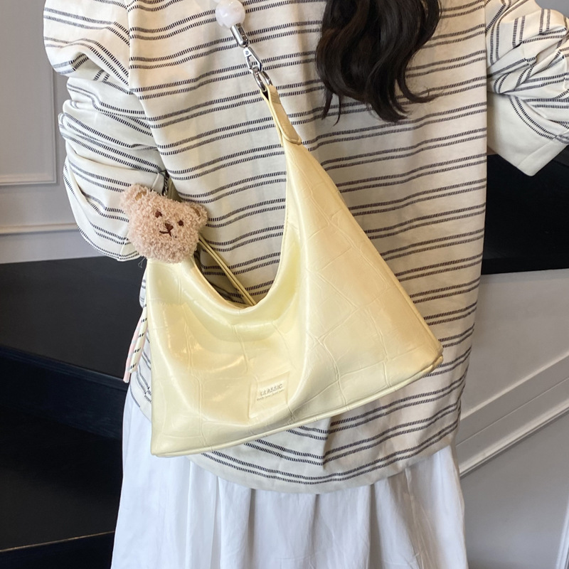 In the summer of 2025, crossbody bags, women's bags, single-shoulder bags, versatile casual bags, sports underarm bags, soft leather bags, dumplings, and women's bags details Picture
