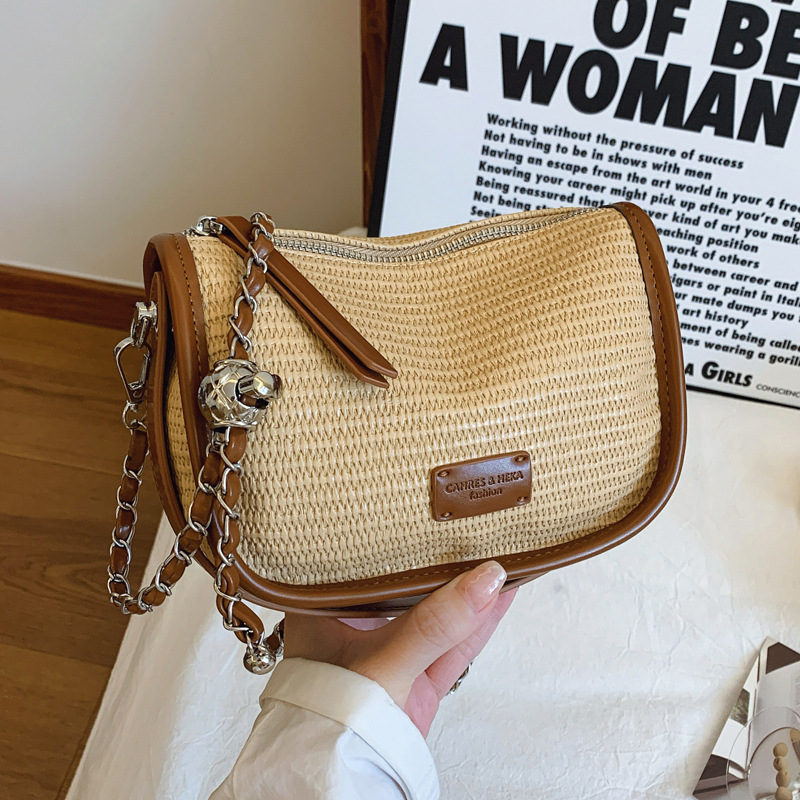 A new summer fashion handbag for women in 2025, featuring a contrasting color underarm bag. It's a Korean style, niche and simple single-shoulder crossbody bag full figure