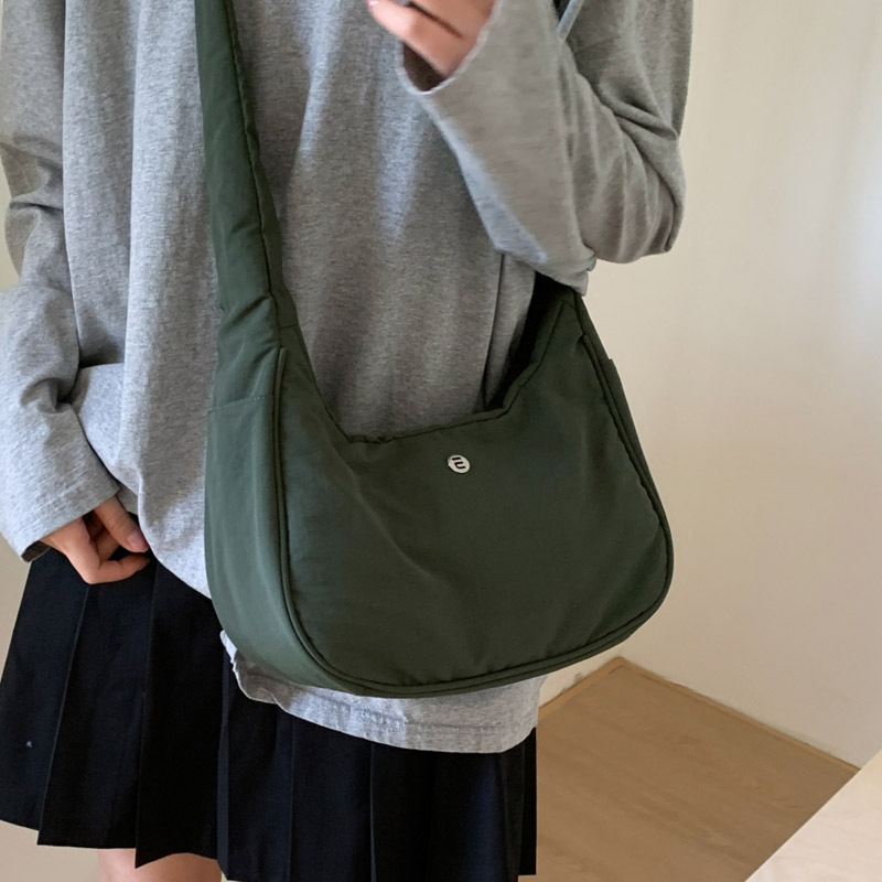 Small handbag, women's underarm bag, fashionable and casual single-shoulder bag, crossbody bag, 2025 new style for work and commuting, stylish solid color bag Application Scenario