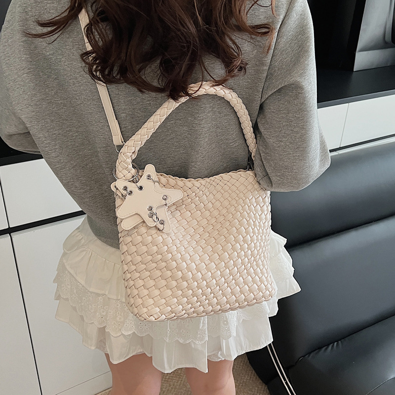 This year, the "Gun Gun" single-shoulder underarm bag is in vogue. It's a fashionable hand-woven women's bag, a trendy and simple hand-held vegetable basket mother bag details Picture
