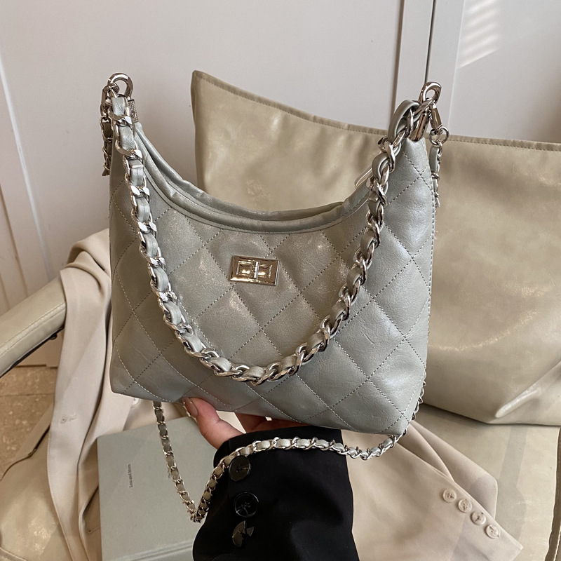 A simple and trendy crossbody bag for women in the spring of 2025 with diamond-patterned embroidery. It is a single-shoulder, underarm bucket bag Application Scenario