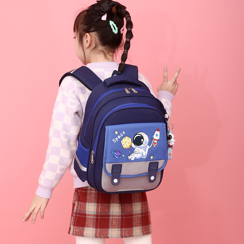 The new Kuromi schoolbag is a high-appearance-level cartoon color-blocking printed children's backpack for girls in grades one and two Specification drawing