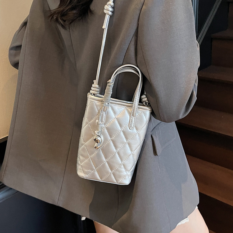 Fashionable and versatile embroidered thread diamond-shaped small bag for women, new summer 2025, simple underarm bag, niche design crossbody bag Specification drawing