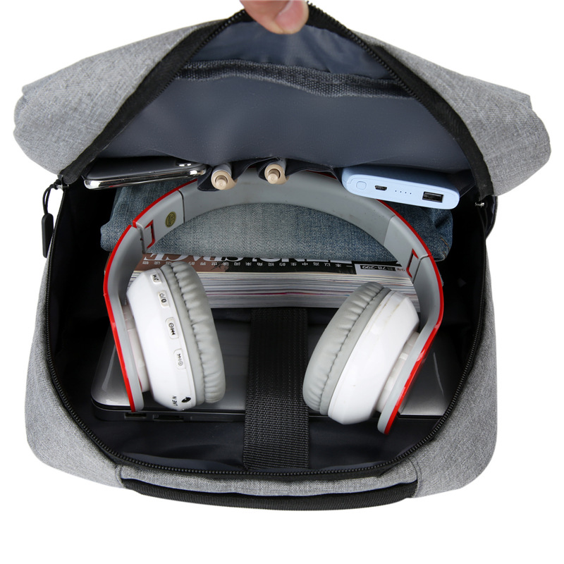 Brain Backpack Men's high-end large-capacity backpack for commuting, business and travel, casual schoolbag Application Scenario