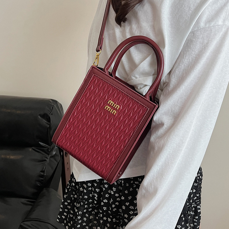 This year, the "Small Bag Women 2025" new trendy summer fashion, versatile and niche design hand-held shoulder crossbody bag is in vogue details Picture