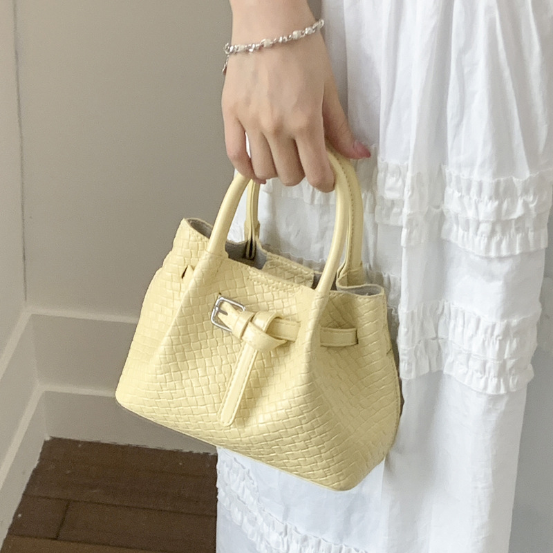 Korean style fashionable handbag for women 2025 summer new simple bucket bag, large capacity and versatile single-shoulder crossbody bag Application Scenario