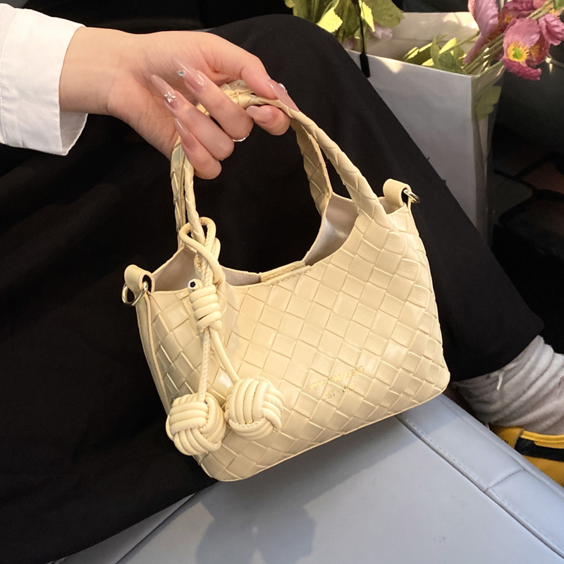 Fashionable retro trend 2025 Summer new casual, stylish, simple and niche design bucket women's bag single-shoulder bag full figure