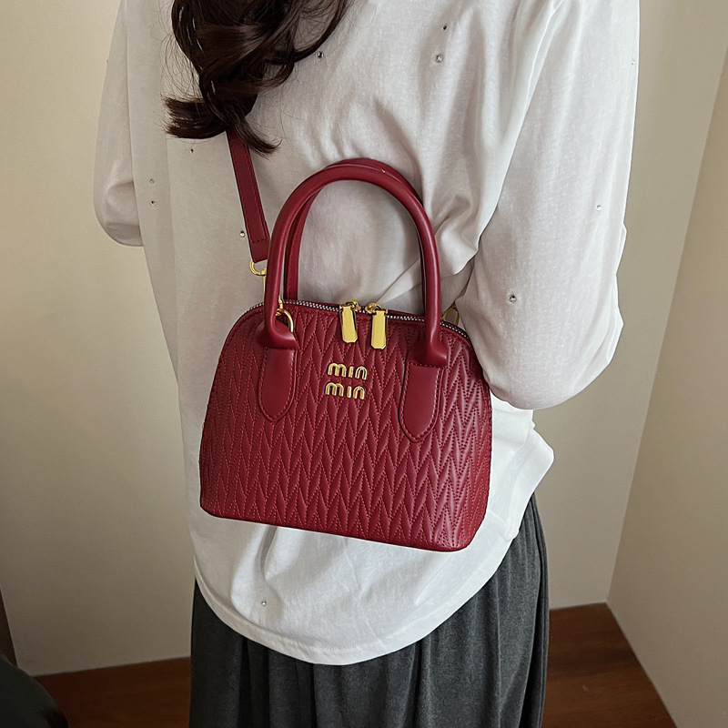 A niche design embossed bag for women, a new summer 2025 fashion and stylish shell bag, a Korean style trendy crossbody bag for women Application Scenario