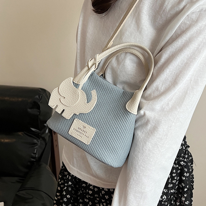 Trendy casual handbag for women, 2025 summer fashion, niche, simple and fresh, versatile bucket commuting crossbody bag Application Scenario