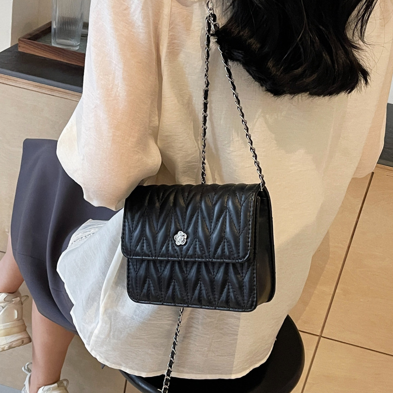 The new fashionable chain single-shoulder bag for women in 2025 summer is a versatile and trendy crossbody bag with a stylish diamond-shaped pattern for ladies Application Scenario