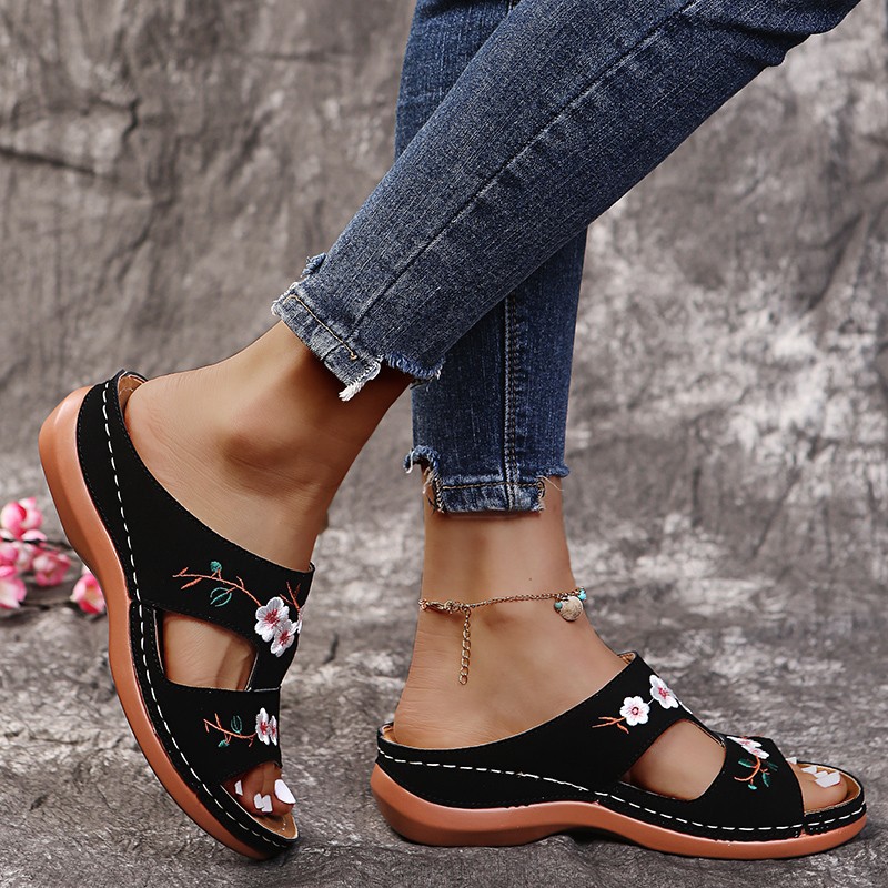 One piece of the 2021 summer new export large-sized women's slippers with wedge heels, thick-soled embroidered flowers and ethnic style details Picture