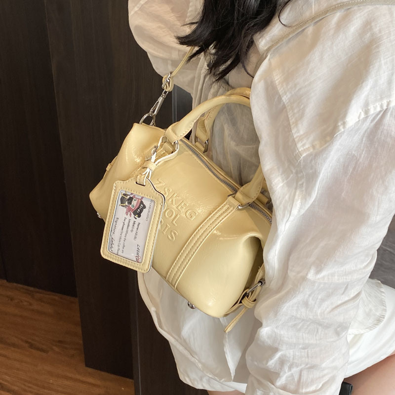Korean version hand-held bowling bag for women 2025 new retro niche commuting pillow bag versatile single-shoulder crossbody bag Application Scenario