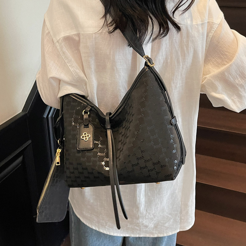 Large-capacity French Tote bag for women 2025 new style, elegant European and American fashionable women's bag, casual shopping and commuting bag Application Scenario