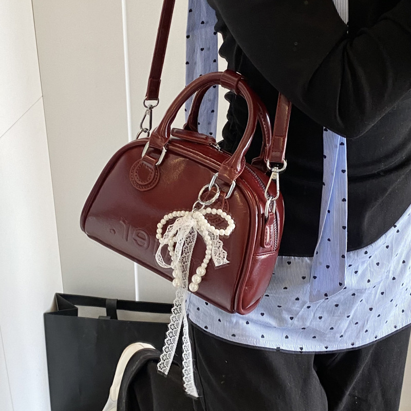 This year, Korean-style, stylish and simple hand-held bags with niche designs are in vogue. These are fashionable summer underarm bags for women's commuting details Picture
