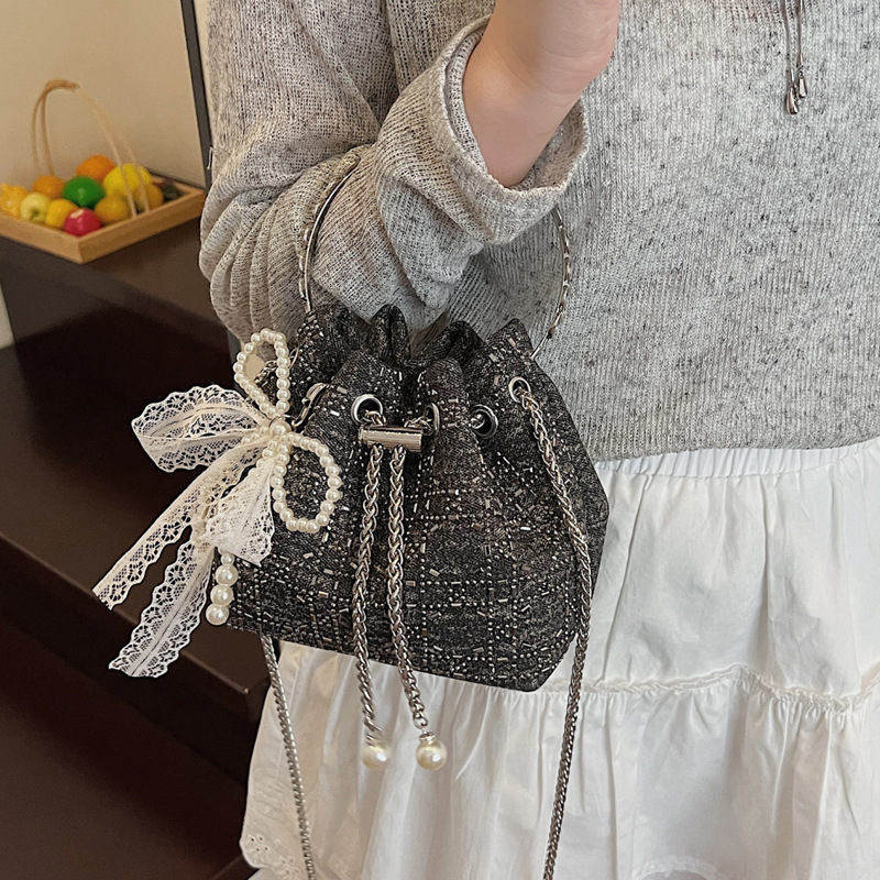 This year, the 2025 new Korean-style bucket bag with a drawstring is in fashion. It's a chain single-shoulder crossbody bag for ladies Application Scenario