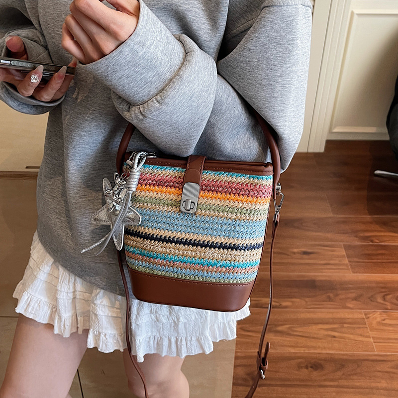 A trendy and fashionable straw-woven phone bag for women in the summer of 2025, a Korean version of a niche and simple crossbody bag details Picture
