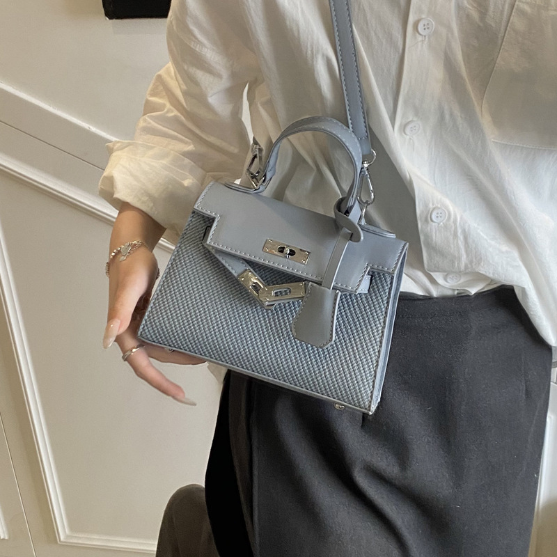 This year, the new spring 2025 collection of fashionable and versatile single-shoulder crossbody bags and high-quality hand-held small square bags are in vogue details Picture