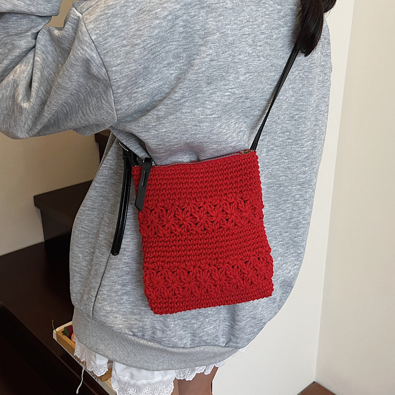 A stylish, trendy, casual, and stylish small square bag for the summer of 2025. It's a stylish single-shoulder crossbody bag for women Application Scenario