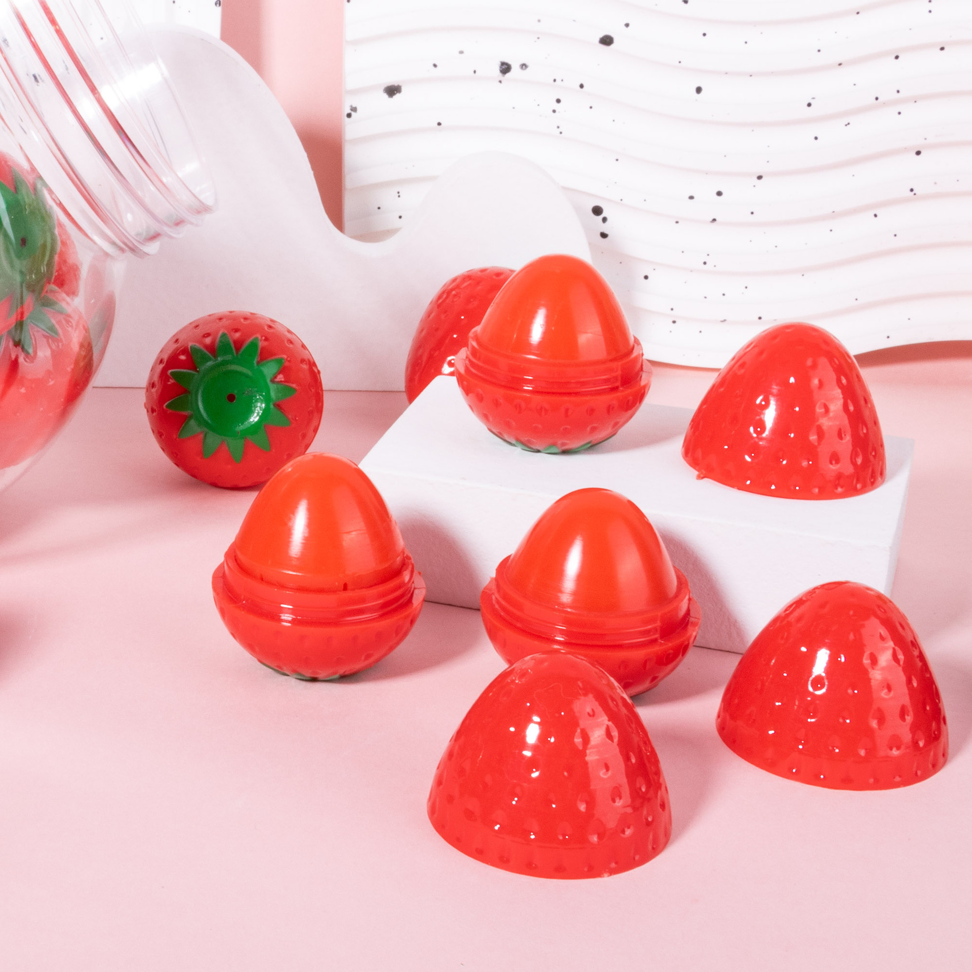 Cross-border bestsellers in Europe and America: hydrating and nourishing strawberry lip balm, moisturizing lip balm, fruit-flavored lip gloss, cosmetics, nude makeup Application Scenario