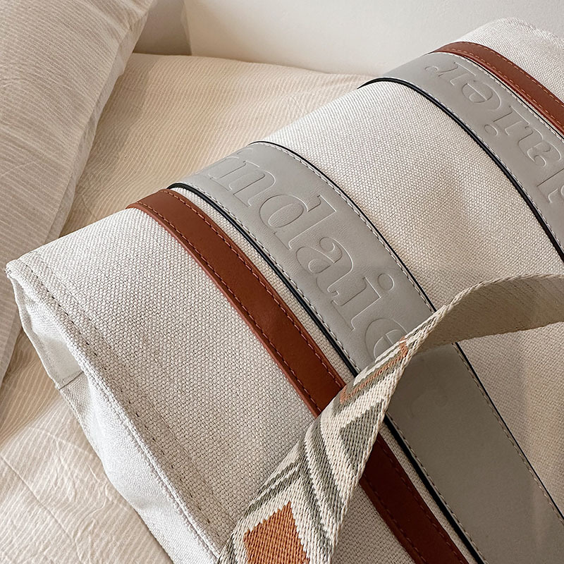 New Spring 2023 fashionable canvas bag, Korean style Instagram large-capacity handbag, women's commuter single-shoulder crossbody tote bag details Picture