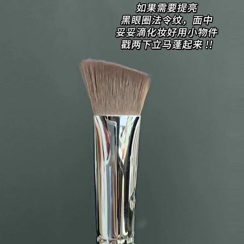 Triangular highlighter brush, blush brush, concealer brush, fiber bristle makeup brush, non-stick face, soft and portable makeup brush, cross-border Application Scenario