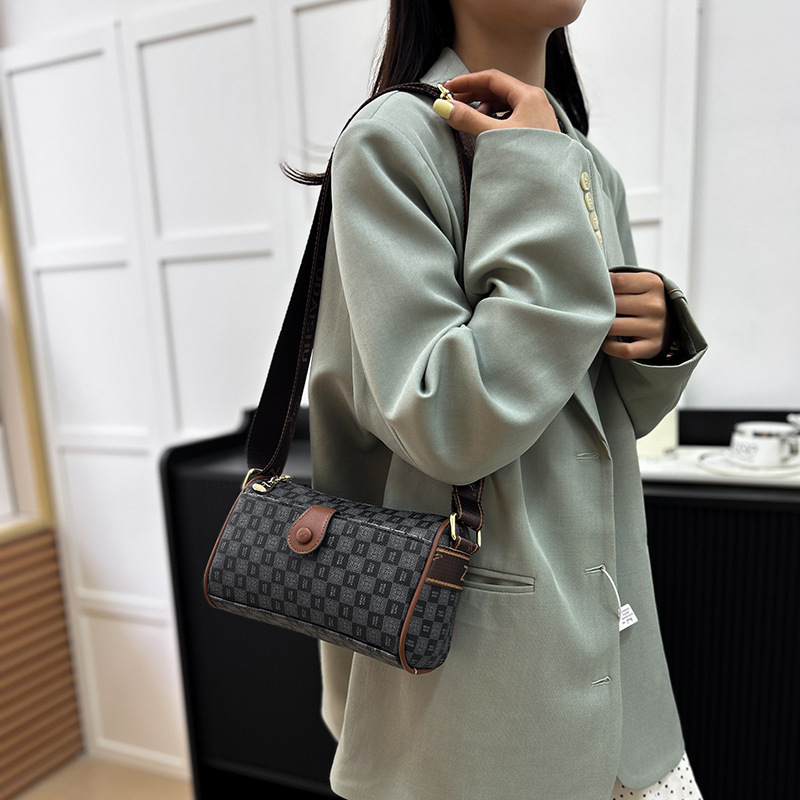 Kangaroo European and American style single-shoulder bag, monogram contrasting color pillow bag, fashionable and versatile, slanted urban simple style bag Specification drawing