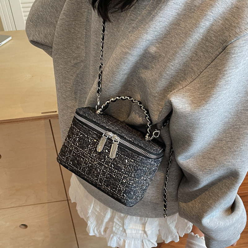 The diamond-shaped chain crossbody bag for women in the summer of 2025 features a fashionable and niche design. This year, the box bucket bag is in vogue details Picture