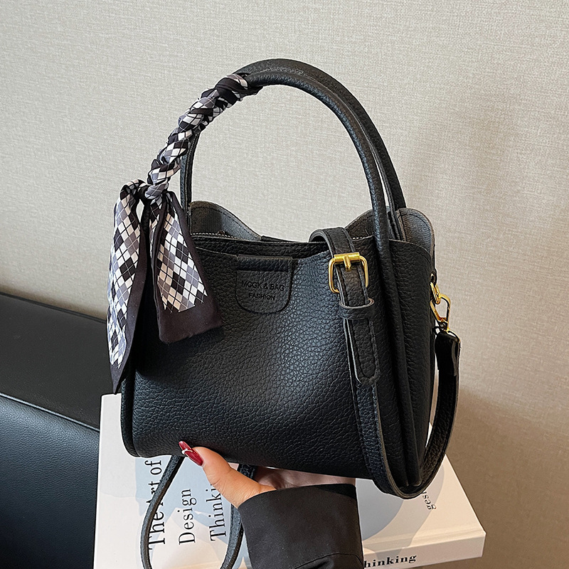 This year, the popular hand-held bucket bag for women in 2025 is a new, fashionable and simple single-shoulder small handbag that is versatile for commuting Application Scenario