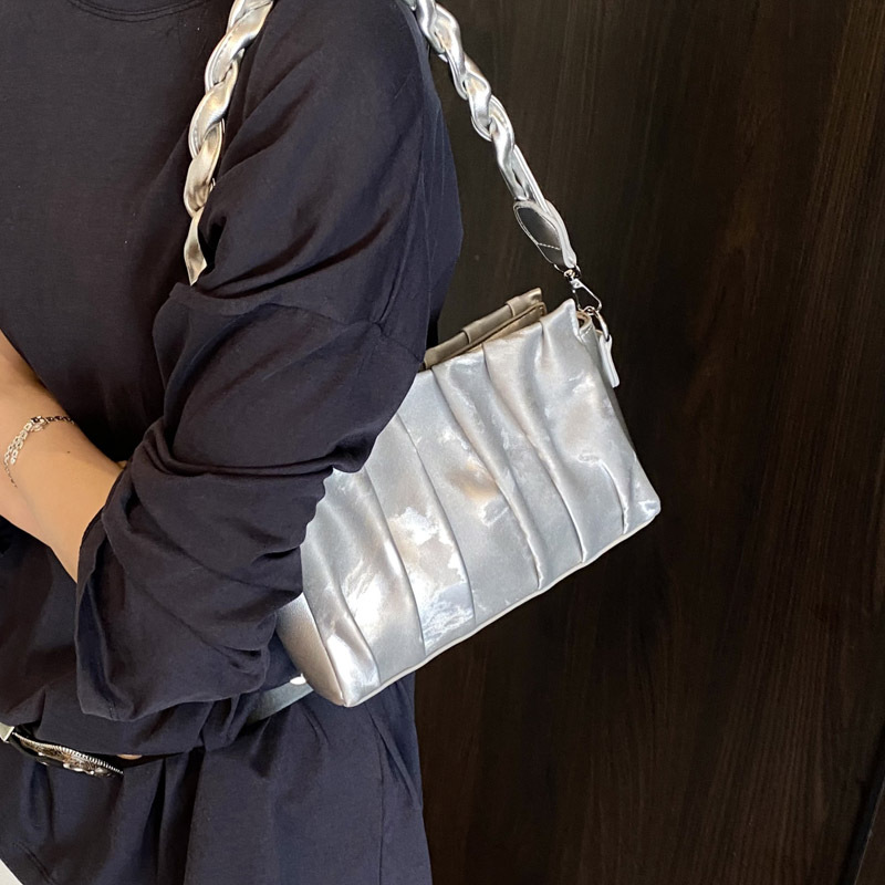 The 2025 summer new ins pleated women's bag, a new pleated single-shoulder crossbody fashionable chain small square women's bag Application Scenario