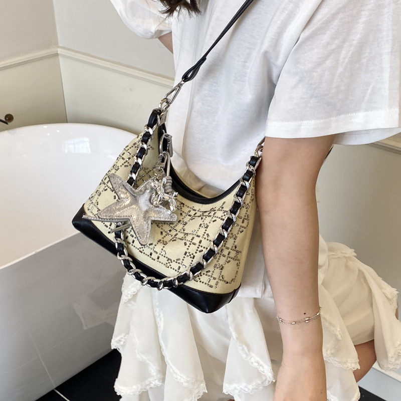 A fashionable diamond-encrusted bag for women in the summer of 2025, featuring a unique and trendy dumpling bag that is versatile details Picture