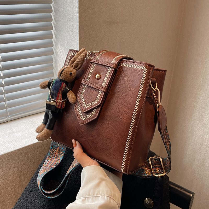 Retro small bag 2025 new style trendy and fashionable single-shoulder bag, high-end and versatile women's bag, wide shoulder strap crossbody bucket bag full figure
