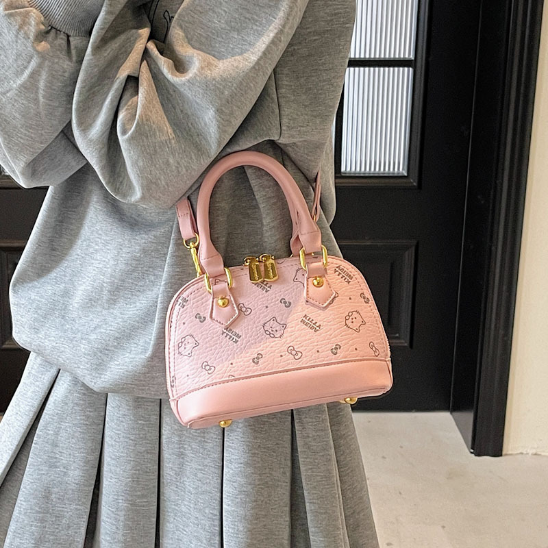 A cute girl carrying a 2025 new Korean cartoon printed single-shoulder bag is a fashionable, niche and casual women's bag Specification drawing