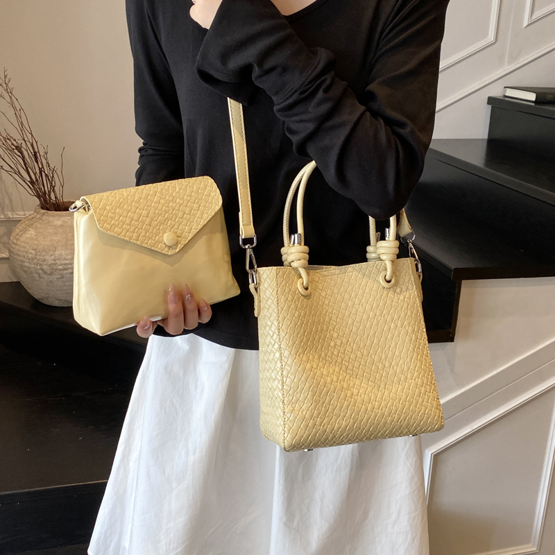 A niche and simple hand-held bucket bag for the summer of 2025, featuring a fashionable and stylish Korean style with a woven pattern, is a single-shoulder crossbody bag Specification drawing