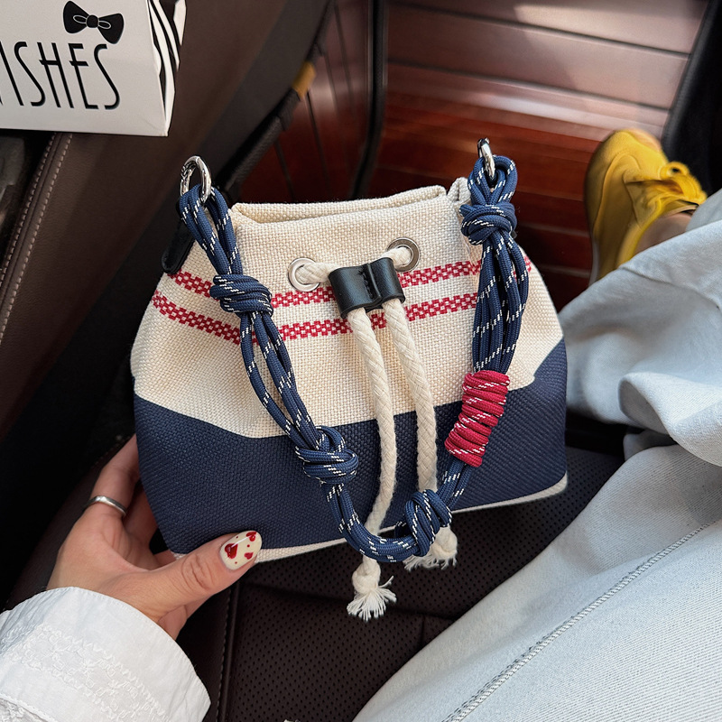 This year, the popular niche design bags are the 2025 new women's versatile canvas crossbody bag and the color-blocking hand-held bucket bag full figure