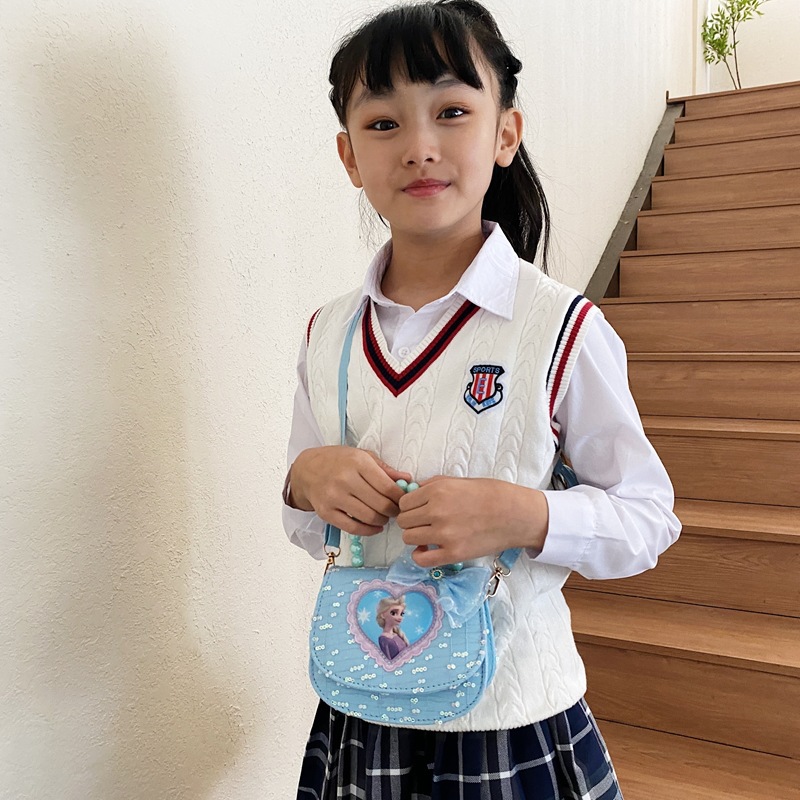 2023 New Frozen Children's single-shoulder Bag for Little Girls, Korean version illuminated bow sequined hand-held crossbody bag Application Scenario