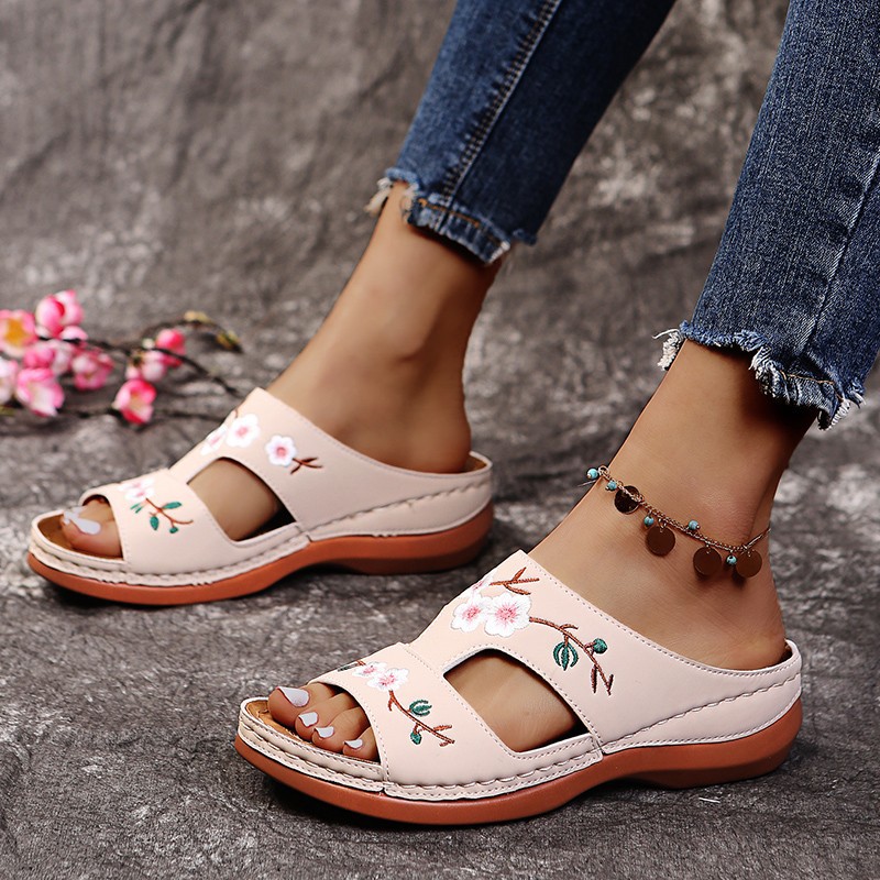 One piece of the 2021 summer new export large-sized women's slippers with wedge heels, thick-soled embroidered flowers and ethnic style Specification drawing