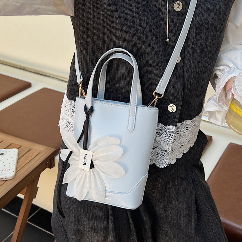 Fashionable and high-quality hand-held small bag for women, 2025 new summer Instagram versatile phone bag, Korean style trendy crossbody bag details Picture