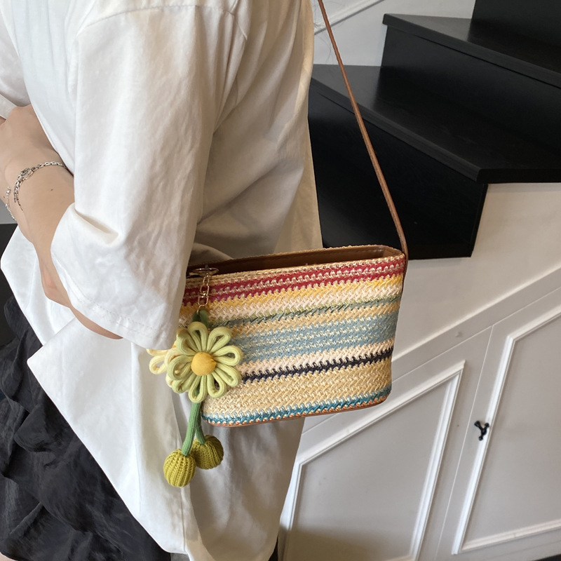 Fashionable small bag for women: New Summer 2025 colorful woven bucket bag, crossbody bag, vacation small single-shoulder bag Application Scenario