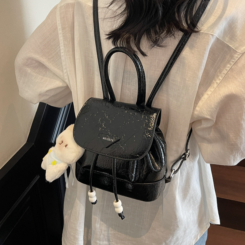 Stylish and sweet casual mini shopping and travel backpack 2025 New style, trendy and versatile solid color hand-held backpack Application Scenario