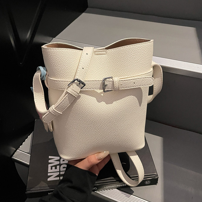 The crossbody bucket bag for women in 2025 is a simple new style with a stylish and elegant design. It is a retro and versatile single-shoulder bag for commuting full figure