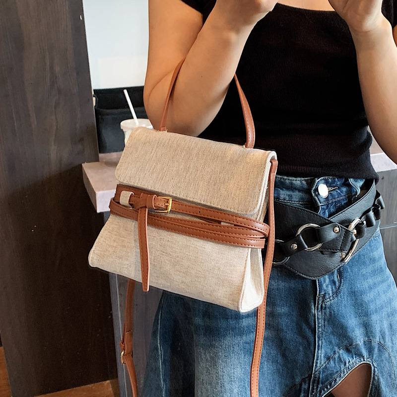 This year, the versatile commuter backpack is in fashion. For the summer of 2025, it's a stylish and casual Korean version of a hand-held crossbody bag Application Scenario