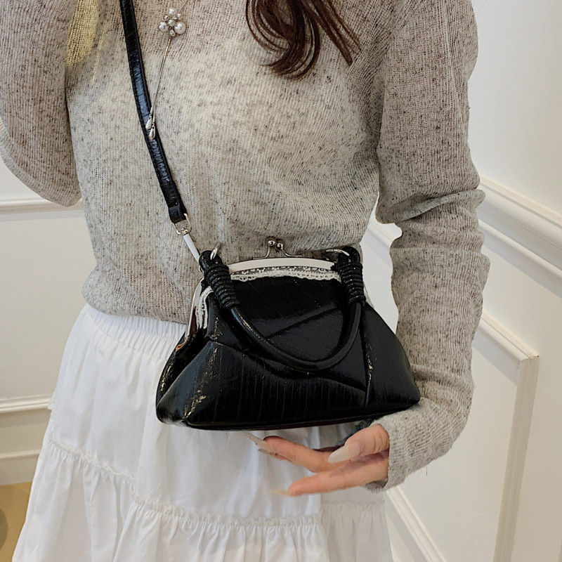 Fashionable and unique flap shell bag 2025 new style, versatile commuter shoulder bag, versatile handbag, stylish crossbody bag details Picture