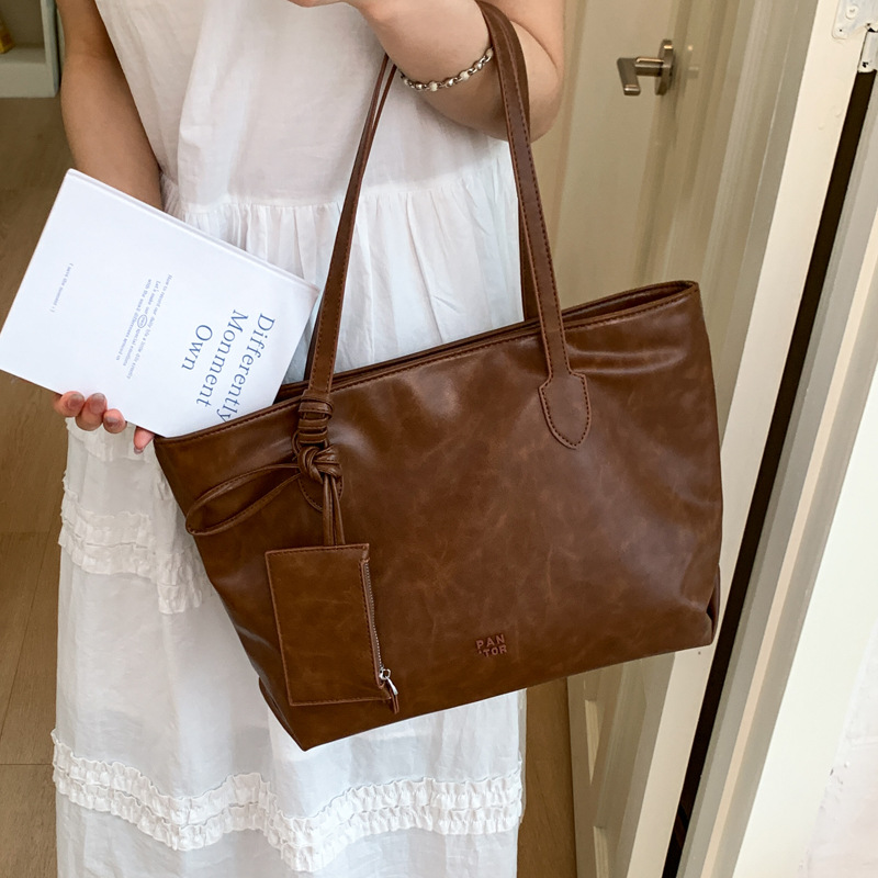 Large-capacity soft leather single-shoulder bag, street trend 2025 crossbody bag, fashionable and casual tote bag, women's bag details Picture