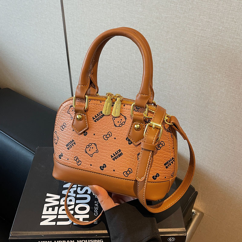 A cute girl carrying a 2025 new Korean cartoon printed single-shoulder bag is a fashionable, niche and casual women's bag details Picture