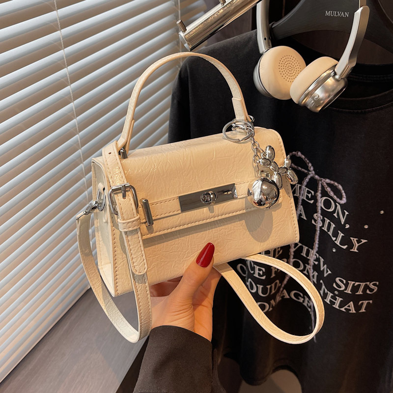 A niche design handbag for women in the summer of 2025, featuring a simple and stylish underarm bag and a versatile and fashionable single-shoulder crossbody bag full figure