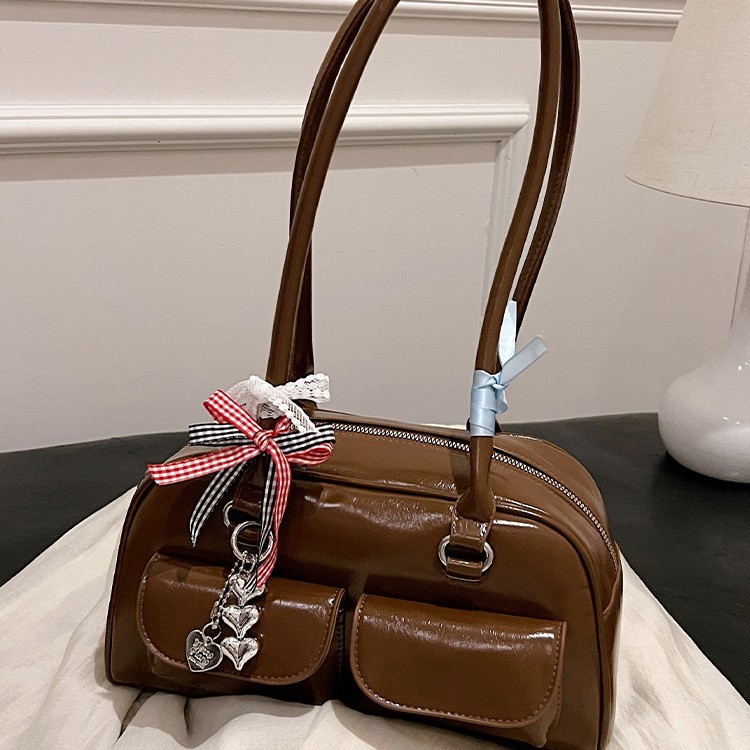 Yunzhen's same style Maillard commuter bag for women, Spring/Summer 2025, retro and versatile single-shoulder bag with large capacity Application Scenario