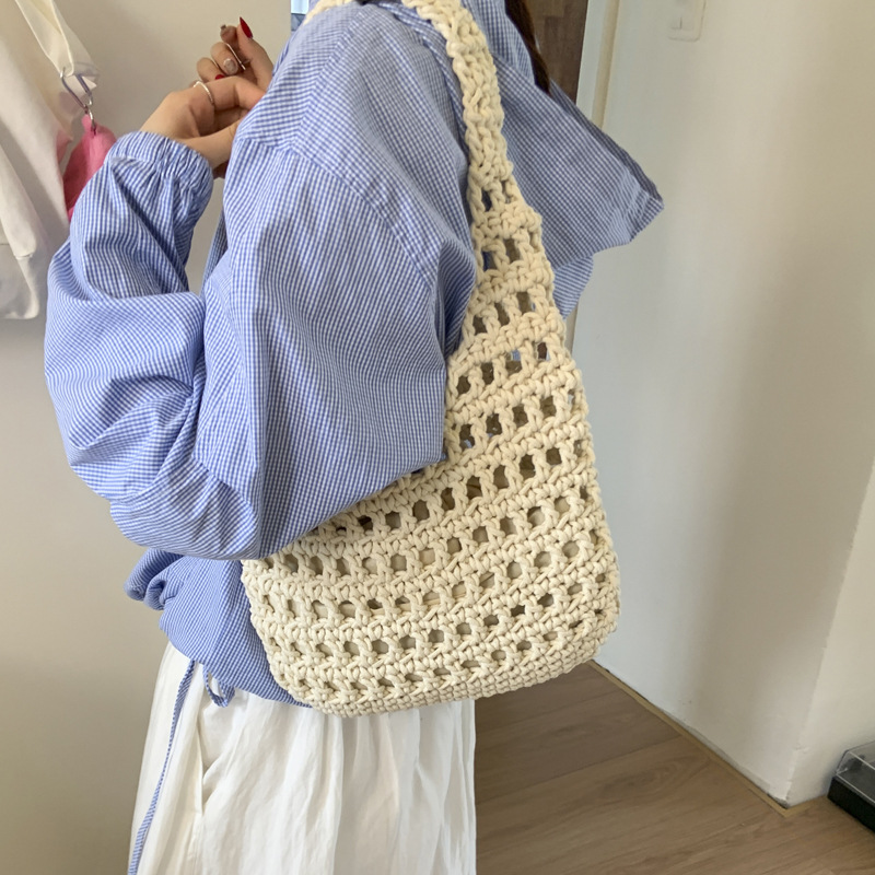 Large-capacity commuting woven bag for women, 2025 new style retro hollowed-out knitted bag, relaxed grid beach bag Application Scenario