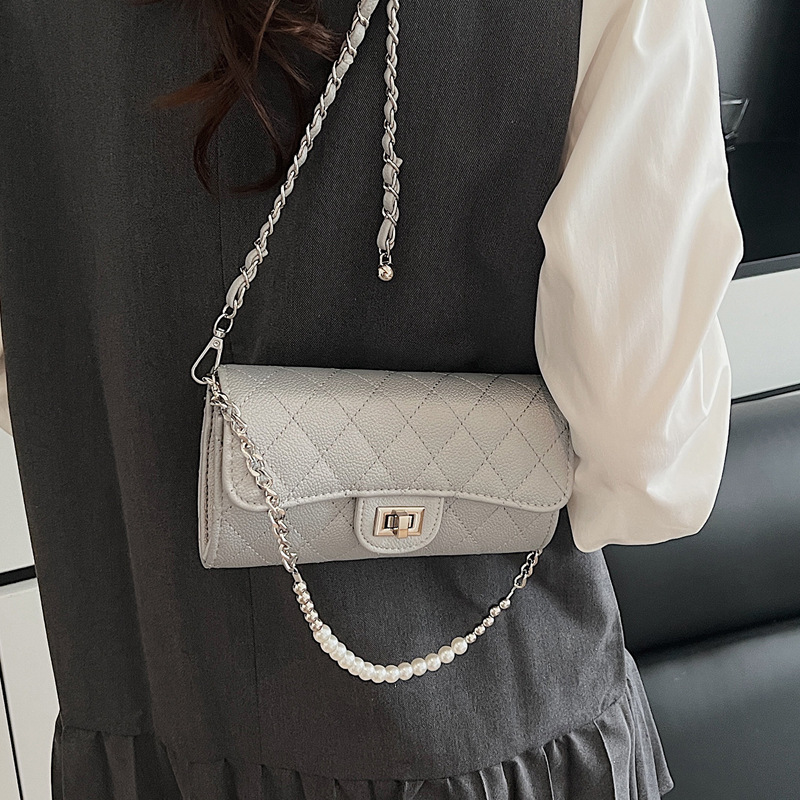 The new large-capacity 2025 summer collection features a stylish chain with diamond-patterned embroidery. It pairs well with a crossbody single-shoulder small square bag for women Specification drawing